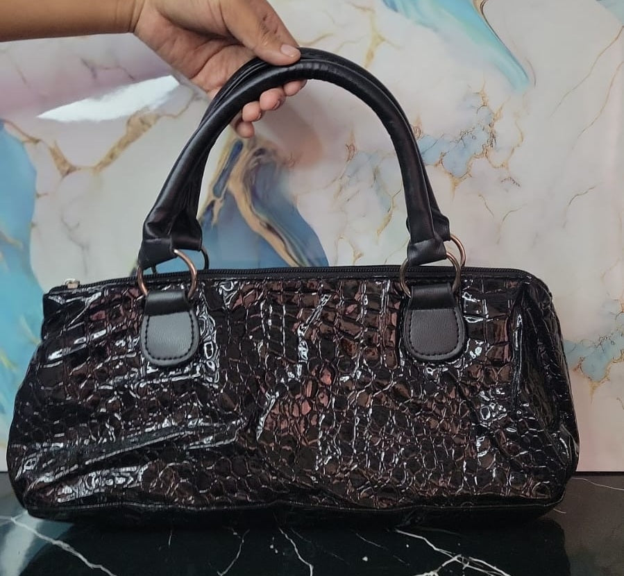 Bolso de Hombro Brilloso con Textura de Cocodrilo
