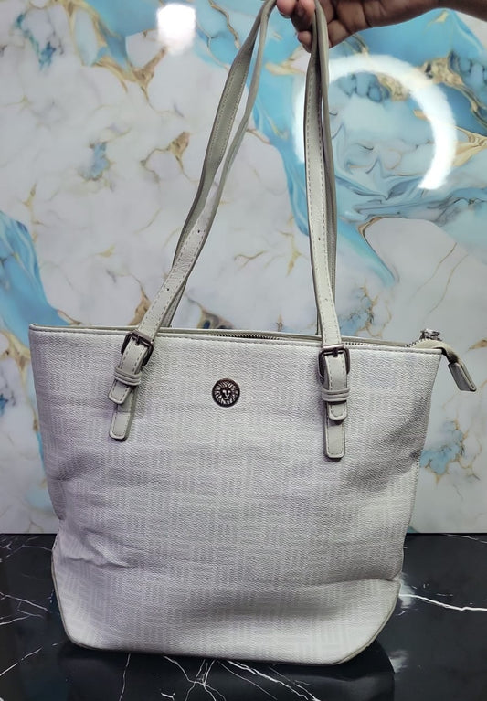 Bolso Tote Anne Klein con Monograma y Detalles de Hebilla