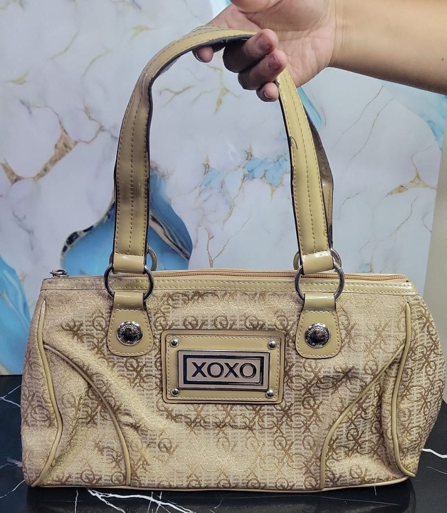 Bolso de Mano XOXO con Logo Metálico y Asas Dobles