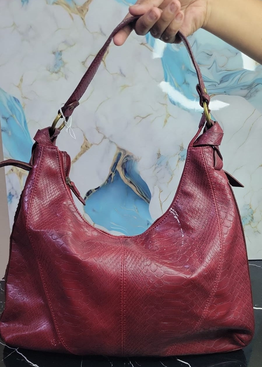 Bolso Hobo Liz Claiborne en Piel Sintética con Detalles Trenzados y Borla