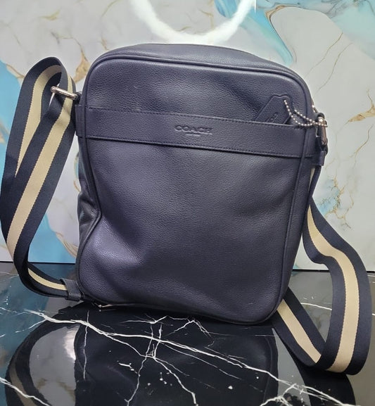 Bolso bandolera de piel azul marino de Coach
