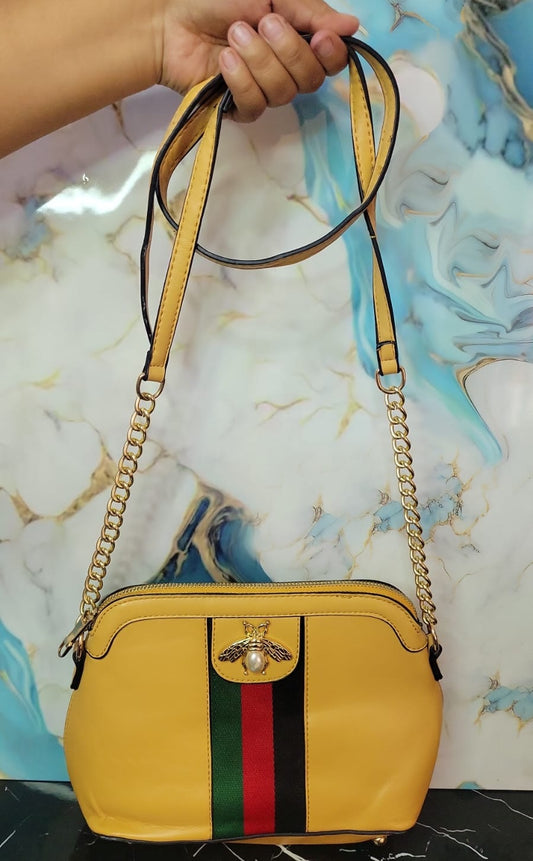 Bolso Bandolera Amarillo con Broche de Abeja