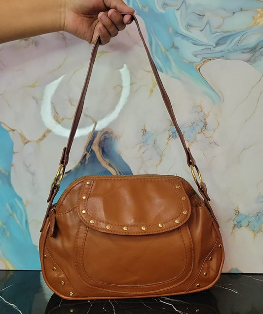 Bolso de Hombro con Solapa y Remaches de Avon